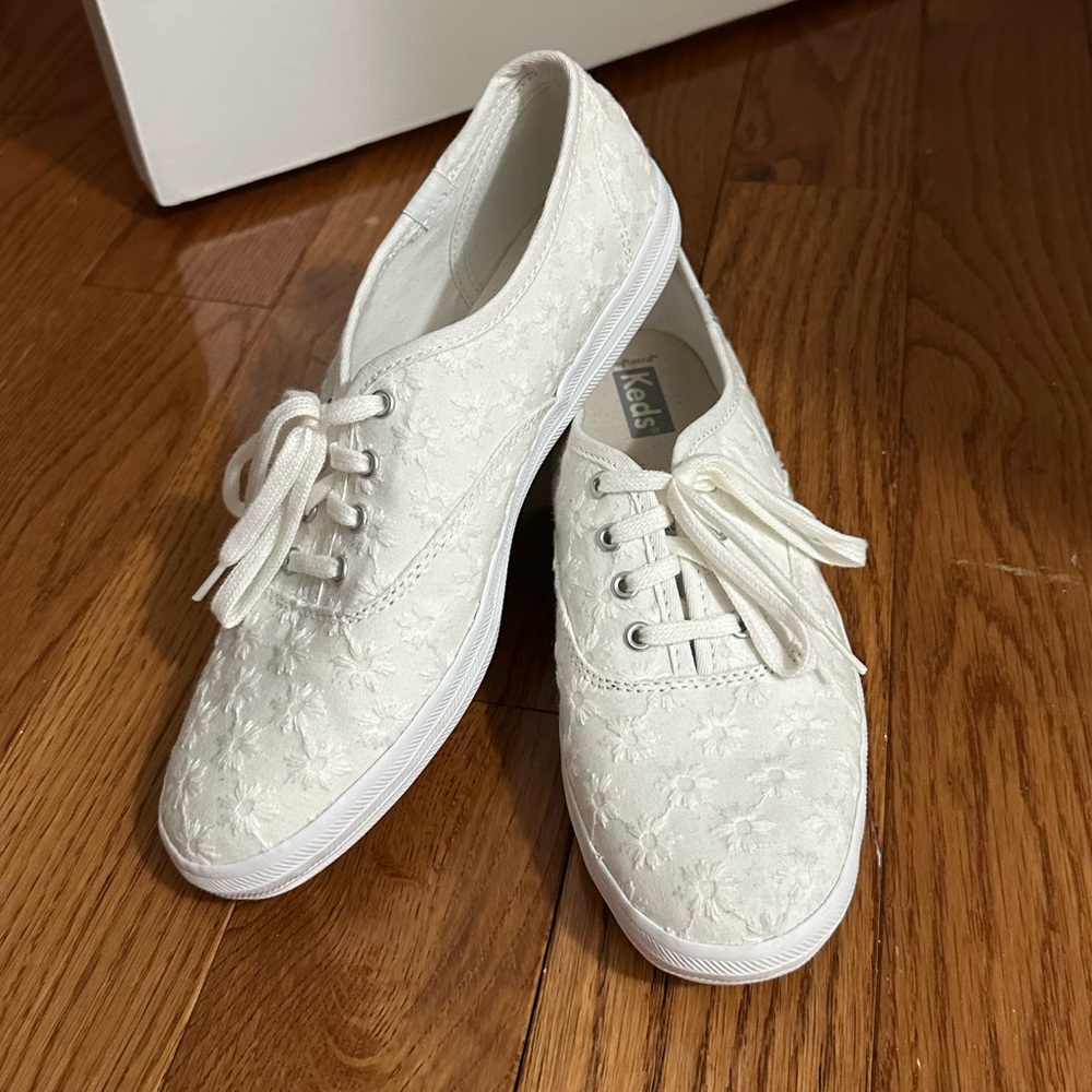Keds Champion White Embroidered Daisy Canvas Sneakers – Women’s 6.5 – New